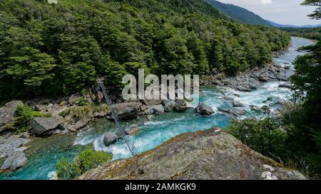 Gruselige Hochschwingebrücke über den Wairau River, Lees Creek Hütte Walk, Nelson Lakes National Park Area, Neuseeland. Stockfoto