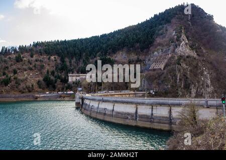 Der Stausee der Stausee Plastiras, auch genannt Tavropos in der Nähe der Stadt Karditsa entfernt. Stockfoto