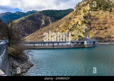 Der Stausee der Stausee Plastiras, auch genannt Tavropos in der Nähe der Stadt Karditsa entfernt. Stockfoto