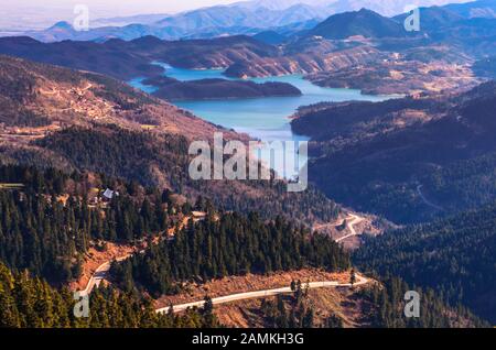 Wunderschöne Landschaft auf dem See von Plastiras in Zentral Griechenland. Stockfoto