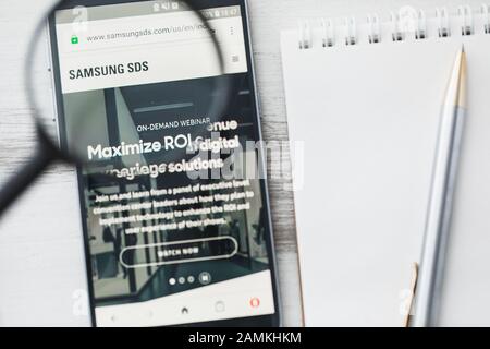 Seoul, Südkorea - 15. Januar 2020: Samsung SDS offizielle Homepage der Website unter Lupe. Konzept Samsung Gruppenlogo auf Tablet-Scree sichtbar Stockfoto