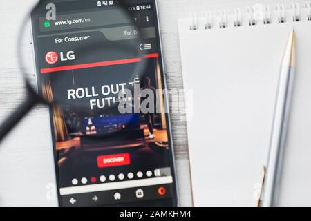 Seoul, Südkorea - 15. Januar 2020: Offizielle Homepage der LG Corporation unter Lupe. Konzept LG Group Logo sichtbar auf Tablet-Bildschirm, Stockfoto