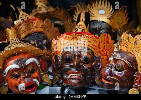 Alte traditionelle balinesische Kostüme und Masken Tari Wayang Topeng - Charaktere der Inselkultur von Bali. Ritueller Tanz im Tempel bei der Zeremonie im Urlaub Stockfoto