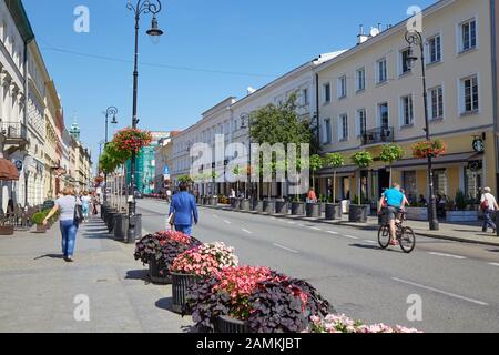 Warschau, POLEN - 16. AUGUST 2017: Nowy Swiat Street in Warschau im Sommertag Stockfoto