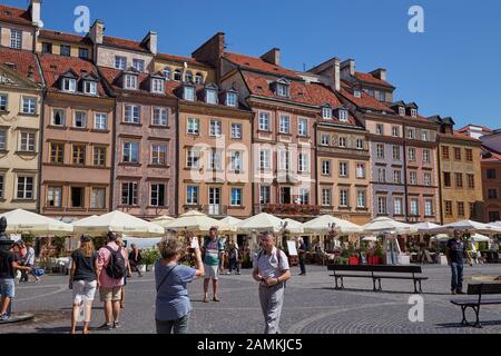 Warschau, POLEN - 16. AUGUST 2017: Historischer Grenzstein Zamkowy (Burgplatz) mit Touristen im Sommertag in Warschau Stockfoto