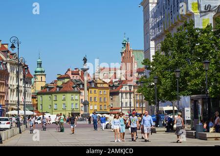 Warschau, POLEN - 16. AUGUST 2017: Menschen, die an einem sonnigen Sommertag in der Altstadt von Warschau spazieren gehen Stockfoto