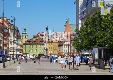 Warschau, POLEN - 16. AUGUST 2017: Menschen, die an einem sonnigen Sommertag in der Altstadt von Warschau spazieren gehen Stockfoto