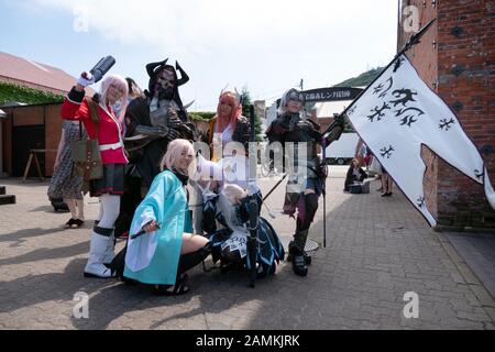 Teenager und weibliche Freunde beim Cosplay Festival in Hakodate, Hokkaido, Japan, Asien. Junge japanische Frauen und Mädchen mit Anime- und Manga-Kostüm Stockfoto