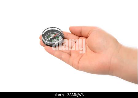 Hand des Mannes hält einen Kompass auf dem weißen Hintergrund Stockfoto