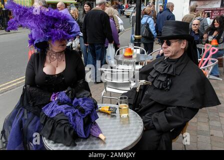 Goth Convention Weekend in Whitby, North Yorkshire, Großbritannien Hunderte von schwarz gekleideten Goths steigen am historischen und malerischen Hafen ab Stockfoto