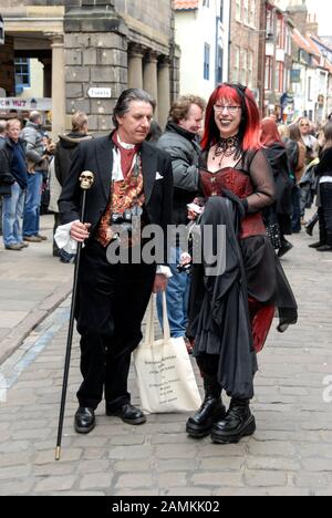 Goth Convention Weekend in Whitby, North Yorkshire, Großbritannien Hunderte von schwarz gekleideten Goths steigen am historischen und malerischen Hafen ab Stockfoto