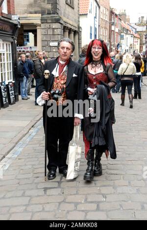 Goth Convention Weekend in Whitby, North Yorkshire, Großbritannien Hunderte von schwarz gekleideten Goths steigen am historischen und malerischen Hafen ab Stockfoto