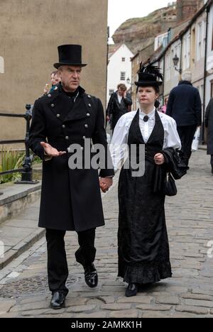 Goth Convention Weekend in Whitby, North Yorkshire, Großbritannien Hunderte von schwarz gekleideten Goths steigen am historischen und malerischen Hafen ab Stockfoto