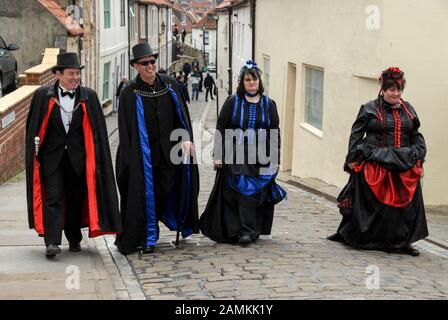 Goth Convention Weekend in Whitby, North Yorkshire in Großbritannien Hunderte von schwarz gekleideten Goths ziehen an der historischen und malerischen Küste harbou ab Stockfoto