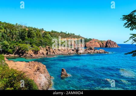 Schöne, berühmte Aussicht auf cote d'azur, blauer Himmel, Meer. In der Nähe Saint-Raphael, Frejus, Cannes. Frankreich, provence, Film Taxi 5 Stockfoto