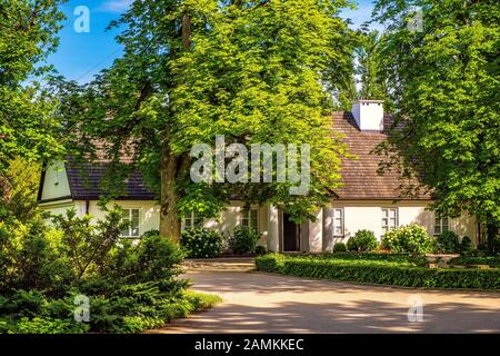 Zelazowa Wola, Masovia/Polen - 2019/06/23: Historisches Herrenhaus in Zelazowa Wola, das das Museum von Fryderyk Chopin beherbergt - berühmter polnischer Pianist und Stockfoto