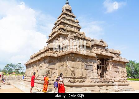 Mahabalipuram, tamil nadu/indien-2020 20. januar:indische Touristen, die den Küstentempel aus dem 8. Jahrhundert n. Chr. besuchen Stockfoto