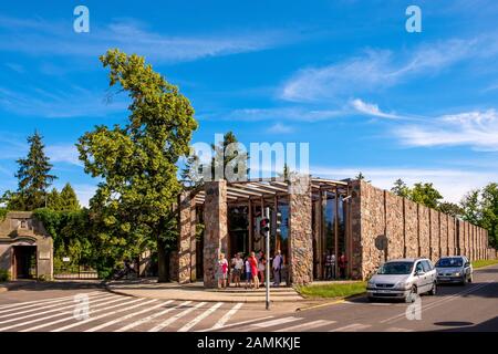 Zelazowa Wola, Masovia/Polen - 2019/06/23: Modernes Gebäude des Fryderyk-Chopin-Museums im historischen Herrenhauspark in Zelazowa Wola Stockfoto