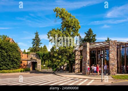 Zelazowa Wola, Masovia/Polen - 2019/06/23: Modernes Gebäude des Fryderyk-Chopin-Museums im historischen Herrenhauspark in Zelazowa Wola Stockfoto