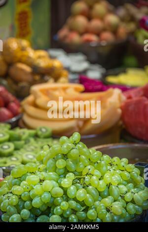 Glasschüsseln mit frisch geschnittenen, saftigen Früchten, die in China auf dem Markt erhältlich sind Stockfoto
