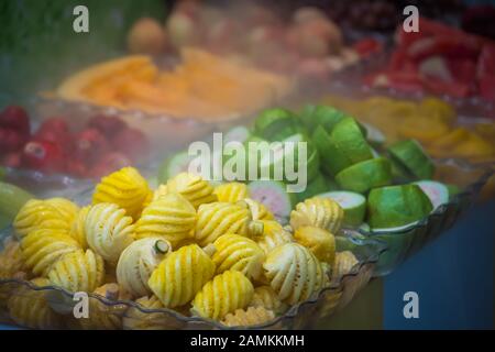 Frisch geschnittenes, köstliches saftiges Obst zum Verkauf auf dem Markt in China Stockfoto
