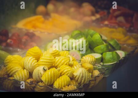 Frisch geschnittenes, köstliches saftiges Obst zum Verkauf auf dem Markt in China Stockfoto