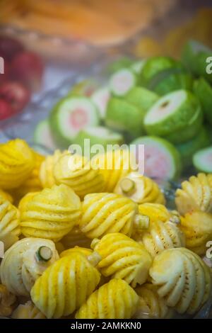 Frisch geschnittenes, köstliches saftiges Obst zum Verkauf auf dem Markt in China Stockfoto