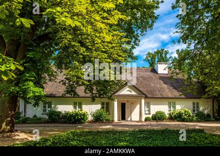 Zelazowa Wola, Masovia/Polen - 2019/06/23: Historisches Herrenhaus in Zelazowa Wola, das das Museum von Fryderyk Chopin beherbergt - berühmter polnischer Pianist und Stockfoto