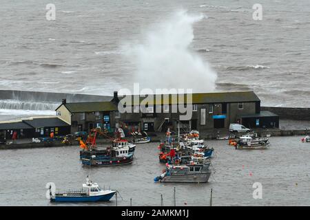 Lyme Regis, Dorset, Großbritannien. Januar 2020. Wetter in Großbritannien. Stürmische Meere stürzen gegen den Cobb-Hafen bei Lyme Regis in Dorset ab, da stürmische Zustände nach Storm Brendan andauern. Bildnachweis: Graham Hunt/Alamy Live News Stockfoto