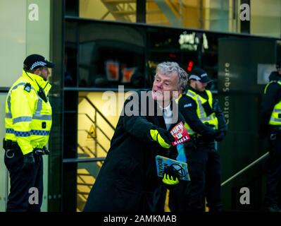 Leith Street, Edinburgh, Schottland, Großbritannien, 14. Januar 2020. Aussterben Rebellion: Teil der Woche der Kampagne lange Maßnahmen gegen Unternehmen der fossilen Brennstoffe. Die Aktivisten Ziel finanzielle Unternehmen Baillie Gifford von vor der Morgendämmerung, die MSP-Pensionskasse mit Aktien der Ölgesellschaft Shell verwalten. Es gibt eine große Anwesenheit der Polizei die Situation in Ordnung zu halten. Stockfoto