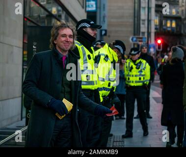 Leith Street, Edinburgh, Schottland, Großbritannien, 14. Januar 2020. Aussterben Rebellion: Teil der Woche der Kampagne lange Maßnahmen gegen Unternehmen der fossilen Brennstoffe. Die Aktivisten Ziel finanzielle Unternehmen Baillie Gifford von vor der Morgendämmerung, die MSP-Pensionskasse mit Aktien der Ölgesellschaft Shell verwalten. Es gibt eine große Anwesenheit der Polizei die Situation in Ordnung zu halten. Stockfoto