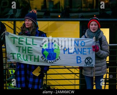 Leith Street, Edinburgh, Schottland, Großbritannien, 14. Januar 2020. Aussterben Rebellion: Teil der Woche der Kampagne lange Maßnahmen gegen Unternehmen der fossilen Brennstoffe. Die Aktivisten Blockade finanzielle Unternehmen Baillie Gifford von vor der Morgendämmerung, die MSP-Pensionskasse mit Aktien der Ölgesellschaft Shell verwalten Stockfoto