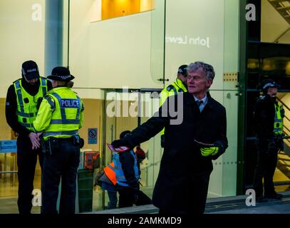 Leith Street, Edinburgh, Schottland, Großbritannien, 14. Januar 2020. Aussterben Rebellion: Teil der Woche der Kampagne lange Maßnahmen gegen Unternehmen der fossilen Brennstoffe. Die Aktivisten Ziel finanzielle Unternehmen Baillie Gifford von vor der Morgendämmerung, die MSP-Pensionskasse mit Aktien der Ölgesellschaft Shell verwalten. Es gibt eine große Anwesenheit der Polizei die Situation in Ordnung zu halten. Stockfoto