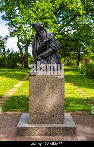 Zelazowa Wola, Masowien/Polen - 2019/06/23: Statue von Fryderyk Chopin - iconic polnische Pianist und Komponist in Manor house Park Chopins Stockfoto