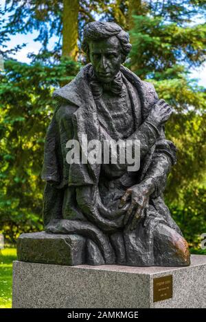 Zelazowa Wola, Masowien/Polen - 2019/06/23: Statue von Fryderyk Chopin - iconic polnische Pianist und Komponist in Manor house Park Chopins Stockfoto