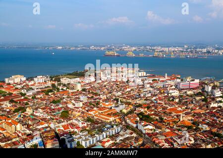 Luftaufnahme der Stadt Georgetown von der Spitze des Komtar Towers in Georgetown, Penang Island, Malaysia mit Blick auf Butterworth und die Stra Stockfoto