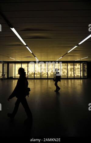 Nach dem Motto "Meine Projektion ist größer, heller und schneller als Ihre" haben vier Künstler in der Akademiegalerie eine drei Meter hohe und 15 Meter lange Wand aufgestellt, in der 715 Glühlampenfassungen in einem Rastermuster installiert wurden. Für 50 Cent können Passanten dabei helfen, das Kunstwerk zu vollenden und eine Glühlampe einzubauen. [Automatisierte Übersetzung] Stockfoto