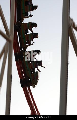 Passagiere in der Achterbahn Olympia-Looping auf dem Oktoberfest in München. [Automatisierte Übersetzung] Stockfoto