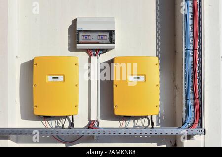 Einweihung einer der größten Solaranlagen im Münchner Stadtgebiet in der Ernst-von-Bergmann-Kaserne. In den Bildschalterboxen der Solaranlage. [Automatisierte Übersetzung] Stockfoto