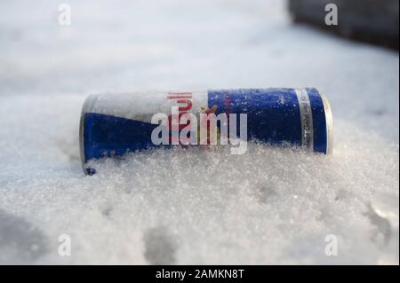 Ein Red Bull kann im Schnee liegen, symbolisches Bild des Red Bull Crash Ice Contest im Münchner Olympiapark [automatisierte Übersetzung] Stockfoto