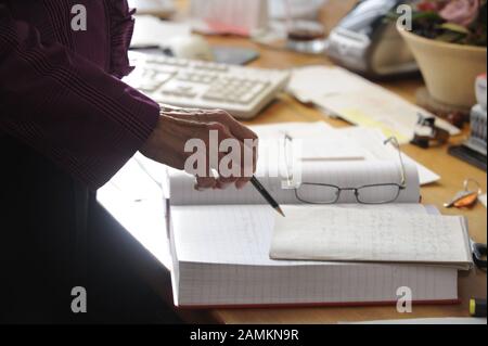 Christine Rauch, Chefsekretärin des Münchner Oberbürgermeisters Christian Ude, nahm mit dem Ernennungsplaner des Oberbürgermeisters im Münchner Rathaus auf. [Automatisierte Übersetzung] Stockfoto