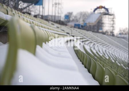 Verschneite Plätze im Münchner Olympiastadion, im Hintergrund die Eishalle für den Red Bull Crash Ice Contest. [Automatisierte Übersetzung] Stockfoto