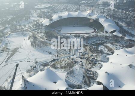 Bau der Eisbahn für den Red Bull Crash Ice Contest im Olympiapark in München. Das Bild stammt vom Olympiaturm. [Automatisierte Übersetzung] Stockfoto