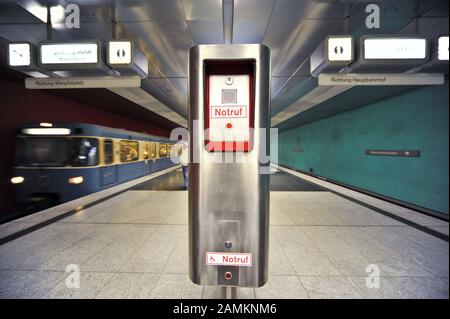 Notrufstelle im U-Bahnhof Wettersteinplatz, auf der linken Seite eine ankommende U-Bahn. [Automatisierte Übersetzung] Stockfoto