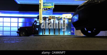 Nachts beleuchtete die Aral-Tankstelle an der B 304 in Vaterstetten. [Automatisierte Übersetzung] Stockfoto