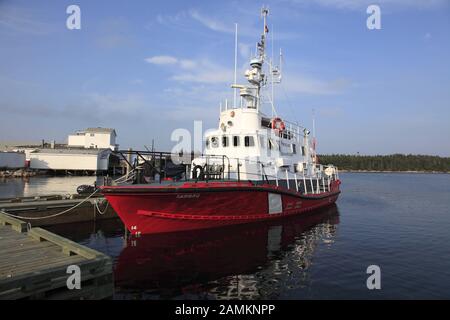 Rettungsschiff im Hafen von Sambro, Nova Scotia, Kanada, Nordamerika. [Automatisierte Übersetzung] Stockfoto