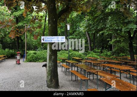 Leere Biergartentabellen und Bänke im Gasthaus alte Messe auf der Münchner Theresienhöhe im regenreichen Frühjahr 2010. [Automatisierte Übersetzung] Stockfoto