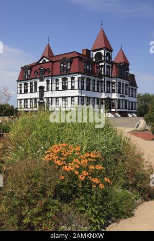 Lunenburg, eine kleine Hafenstadt im Lunenburg County, 90 km von Halifax, der Hauptstadt von Nova Scotia, entfernt. Lunenburg ist Kanadas älteste deutsche Siedlung mit einer langen Tradition im Fischfang und Schiffbau. Das Stadtzentrum von Lunenburg mit seinen farbenfrohen idyllischen Häusern und alten Kapitänsvillen gehört seit 1995 zum UNESCO-Weltkulturerbe. [Automatisierte Übersetzung] Stockfoto