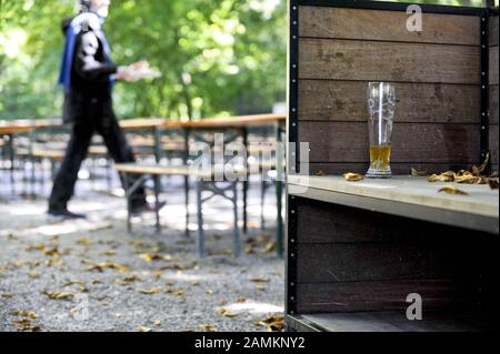 Speisen" im Biergarten "Seehaus" bei Kleinhesseloher See im Englischen Garten. [Automatisierte Übersetzung] Stockfoto