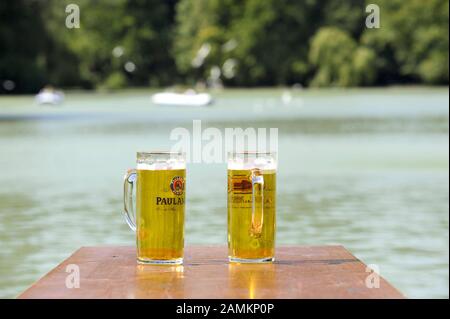 Zwei gefüllte Biergläser auf einem Tisch des Biergartens 'Seehaus' bei Kleinhesseloher See im Englischen Garten. [Automatisierte Übersetzung] Stockfoto